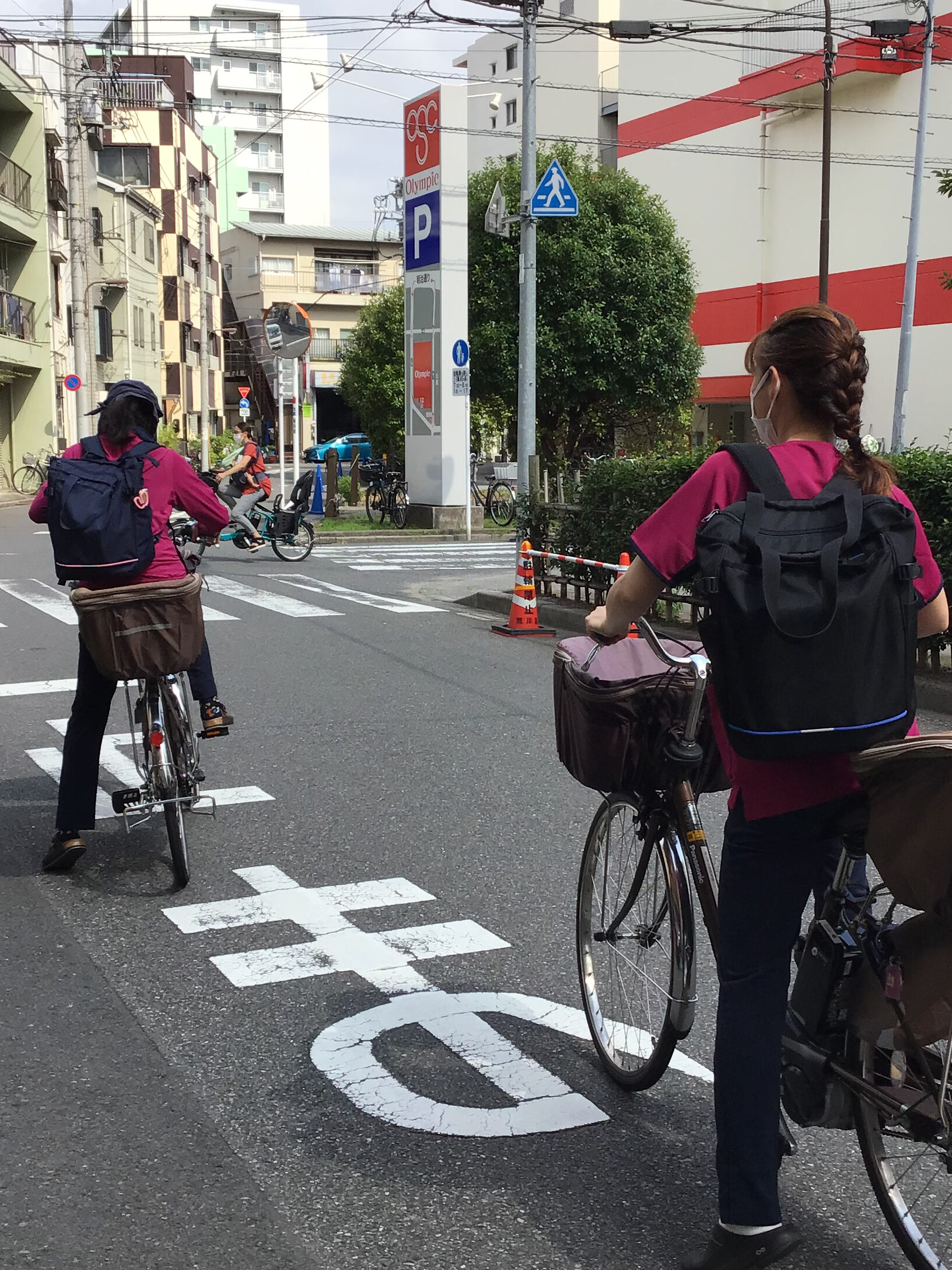 荒川区で訪問へ向かうあしすとのスタッフ